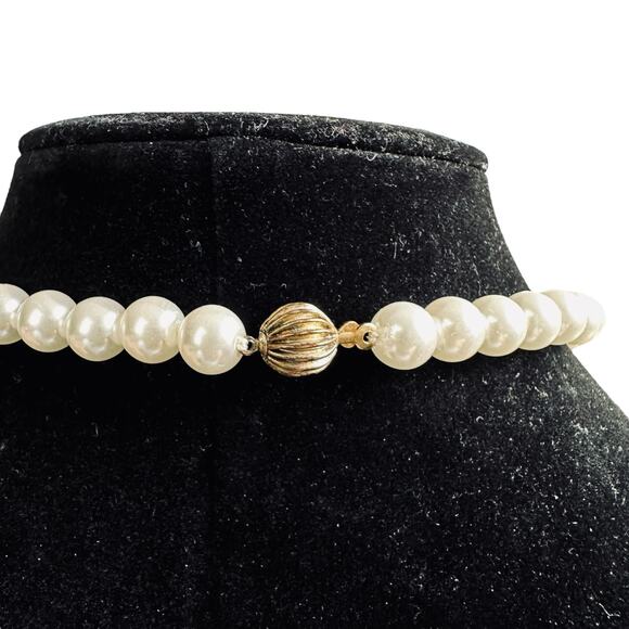 Faux Pearl Vintage Necklace Upcycled with a Pendant of Mother Mary. - Picture 4 of 5